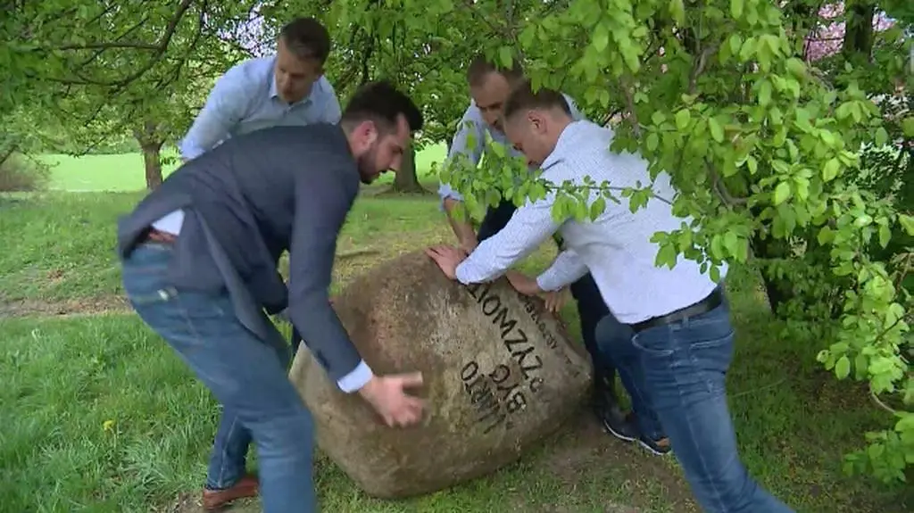 Politycy PO znaleźli kamień na wybiegu dla psów