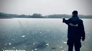 Pod chłopcami ratującymi tonącego psa załamał się lód