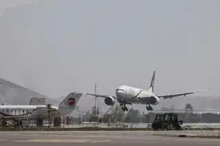 Samolot Pakistan International Airlines ląduje w Kabulu (13.09.2021)