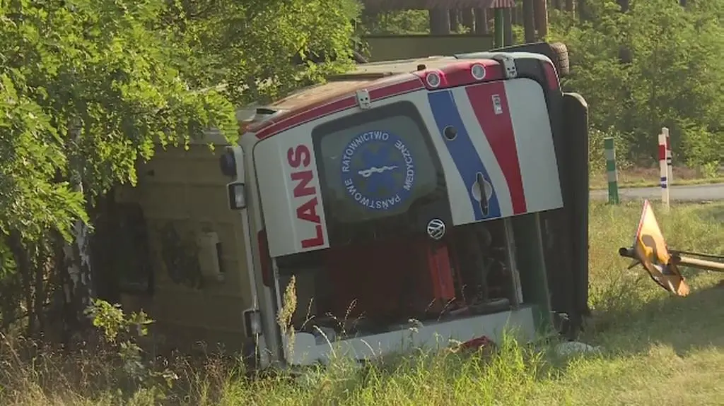 Wypadek z udziałem karetki i samochodu