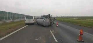 Na A1 przewróciła się przyczepa z wozem asenizacyjnym