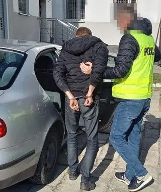 Policja zatrzymała 40-latka, który po awanturze w lokalu gastronomicznym ostrzelał samochód i ranił mężczyznę 