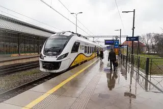 Pociąg Kolei Dolnośląskiej na dworcu we Wrocławiu