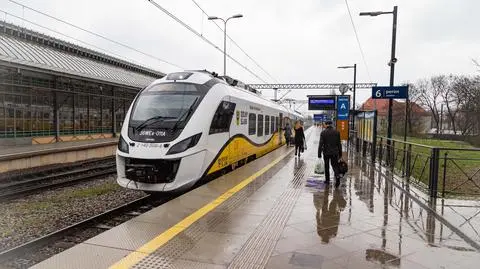 Pociąg Kolei Dolnośląskiej na dworcu we Wrocławiu