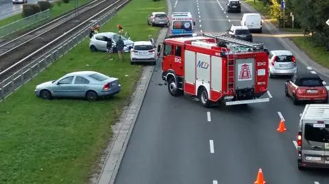 Zderzenie w alei Niepodległości: jedno auto dachowało