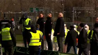 Przedstawiciele rządu na płycie lotniska bez środków bezpieczeństwa