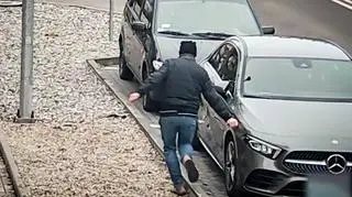 Biegł i rysował auta. Nagrały go kamery
