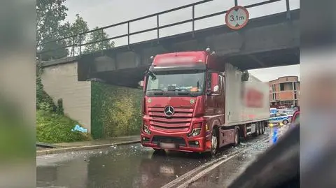 Nowy Sącz. Ciężarówka zablokowała się pod wiaduktem