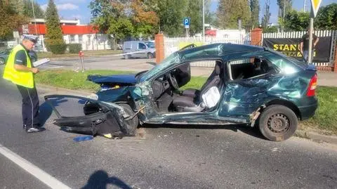 Tragiczny wypadek. Samochód osobowy zderzył się z ciężarówką. Nie żyje 66-letni mężczyzna