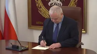 Prezes NBP Adam Glapiński podpisał wzór banknotu kolekcjonerskiego "Lech Kaczyński. Warto być Polakiem" 