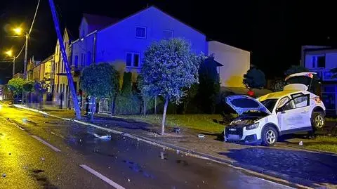Podczas ucieczki uderzył w słup, próbując ominąć policyjną blokadę