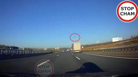 Lód spadł z ciężarówki, uderzył w jadące z tyłu auto. Nagranie