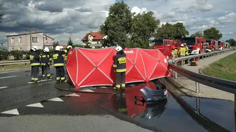 W motocyklu urwał się bak i upadł obok auta, zginęły trzy osoby. Prokuratura o sprawie