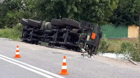 Pod Bydgoszczą przewróciła się cysterna wojsk amerykańskich. Droga zablokowana