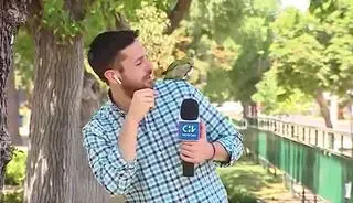 Dziennikarz podczas relacji na żywo okradziony przez papugę
