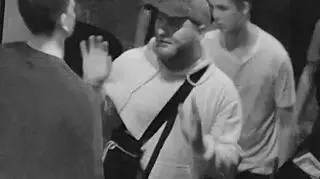 Policja opublikowała wizerunek podejrzanego oraz osób, które mogą go znać