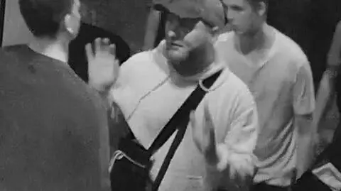 36-latek pobity, jest w ciężkim stanie. Policja szuka sprawcy, publikuje zdjęcia