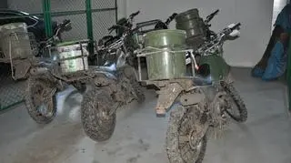 Do motocykli przyczepione były wiadra 