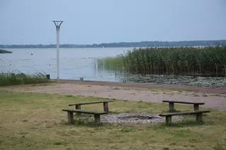 Przystań żeglarska w Gąsierzynie. Turystyka wodna na Zalewie Szczecińskim zamarła. Wodniacy zabrali swoje jednostki i odpłynęli w stronę Bałtyku, byle dalej od Odry