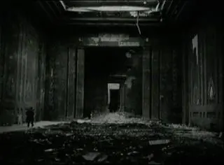 Wnętrze zniszczonej Kancelarii Rzeszy [maj 1945 roku]
