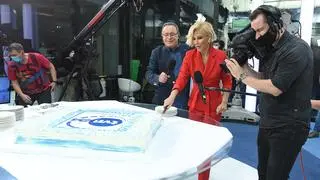 Anna Jędrzejowska kroi tort