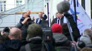 Tłum doprowadził Tuska do prokuratury