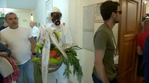 Działkowcy na nadzwyczajnej sesji rady miasta. "To są owoce i warzywa z działki 300 metrów od pożaru"