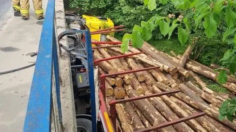 Ciężarówka z drewnem wpadła do koryta rzeki