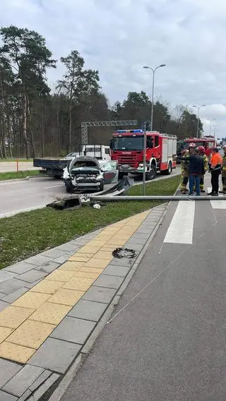 Auto ścięło latarnię 