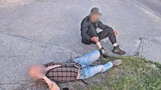 Położyli się na jezdni i udawali, że potrącił ich samochód 