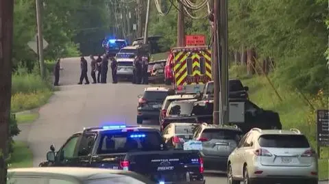 "Uderzył go składanym krzesłem, powalił na ziemię"