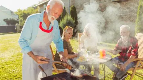 Grill, rodzina, znajomi, starsi ludzie