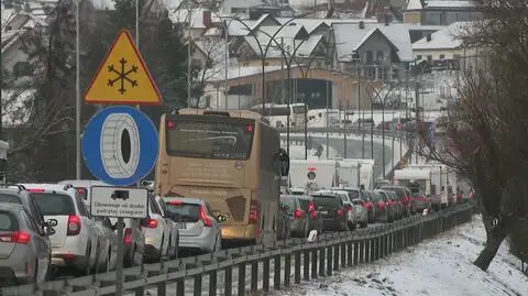 Noworoczne powroty na drogach. Problemy na górskim odcinku zakopianki