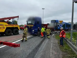 Ciężarówka przewożąca tramwaj zablokowało rondo w Cedzynie pod Kielcami