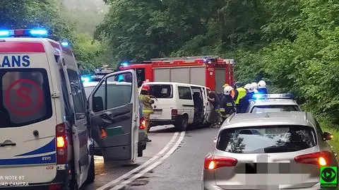 Czołowe zderzenie. Trzy osoby, w tym dziecko, trafiły do szpitala