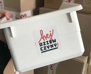 Pudełko na podpaski do szkolnej toalety 