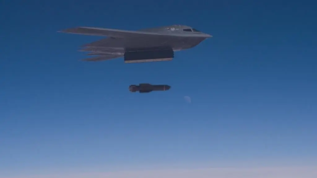 Zrzucenie wielkiej bomby MOP z bombowca B-2