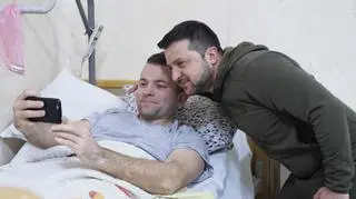 Zełenski odwiedził w szpitalu rannych żołnierzy
