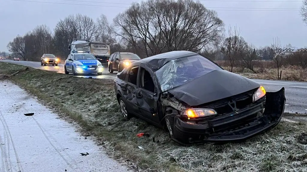 Uciekał przed policją. Jego samochód dachował