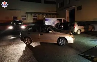 Pijany kierowca wjechał w zaparkowane auto 