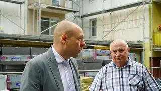 Doktor Robert Derewenda (z lewej) stwierdził, że sporządzenie napisu wymagało od autora wiele odwagi