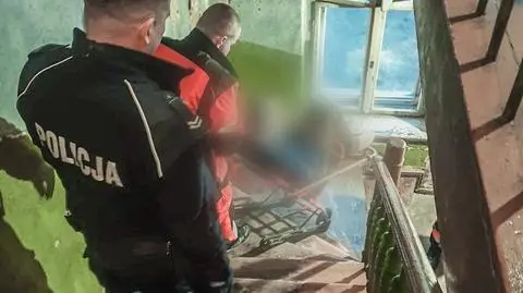 Drzwi mieszkania były uchylone, dzielnicowy usłyszał jęk. "Mężczyzna leżał na podłodze kilka dni" 