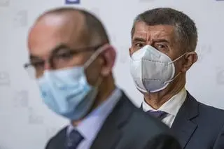 Minister zdrowia Czech Jan Blatny (po lewej) i premier Andrej Babisz (po prawej)