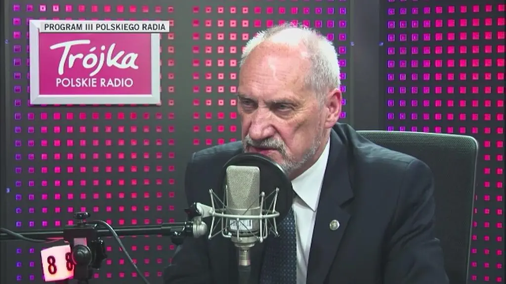 Macierewicz odpowiada na wpis Sikorskiego