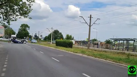 Radiowóz dachował po zderzeniu z autem osobowym