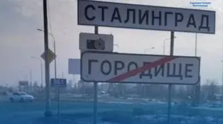 Nazwa "Stalingrad" przy wjeździe do Wołgogradu  