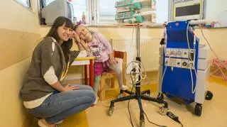 Mała Lenka z mamą