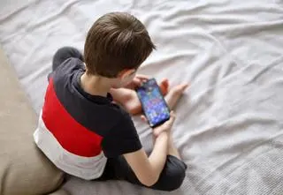 Wchodzą do internetu za wcześnie i za często. Niepokojące dane