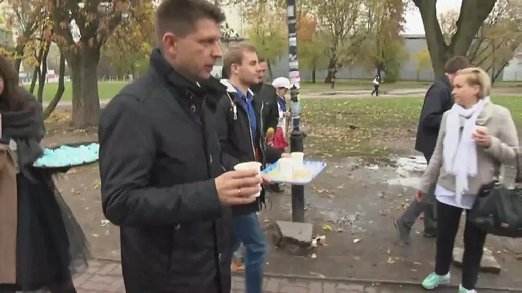 Ryszard Petru rozdaje kawę