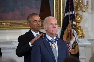 Barack Obama wręcza Joe Bidenowi Prezydencki Medal Wolności